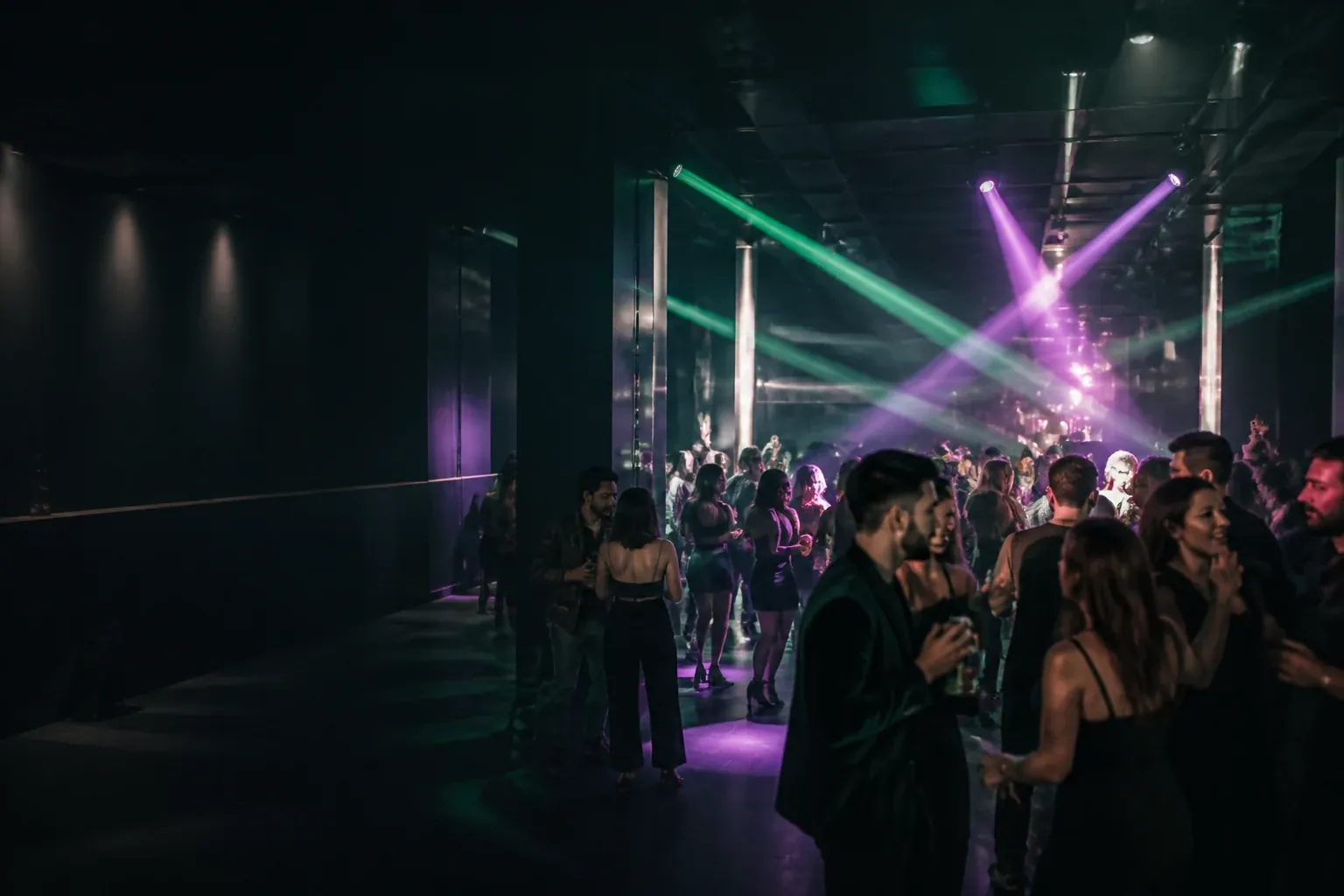Neonfényes budapesti klub tánctere